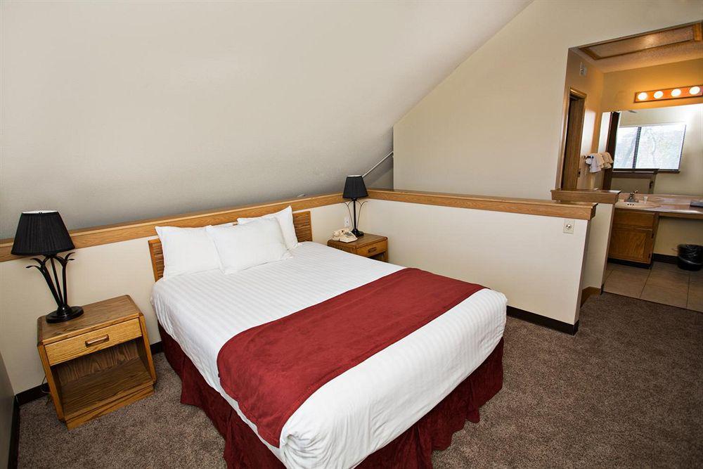 Sterling Hotel And Suites Clive ภายนอก รูปภาพ
