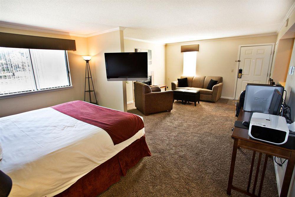 Sterling Hotel And Suites Clive ภายนอก รูปภาพ