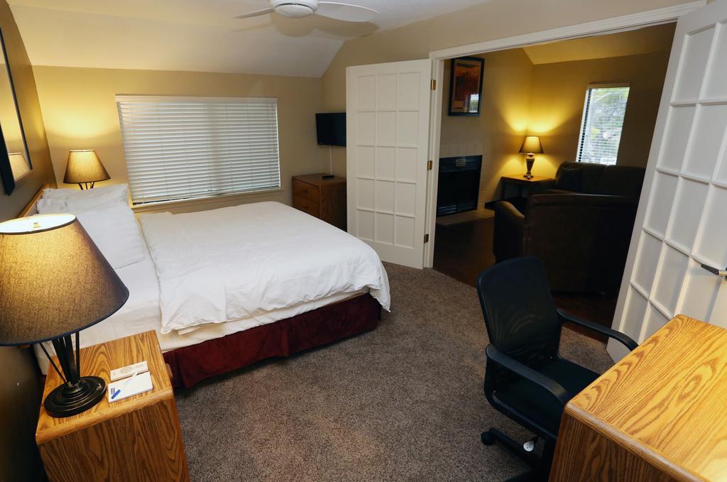 Sterling Hotel And Suites Clive ภายนอก รูปภาพ