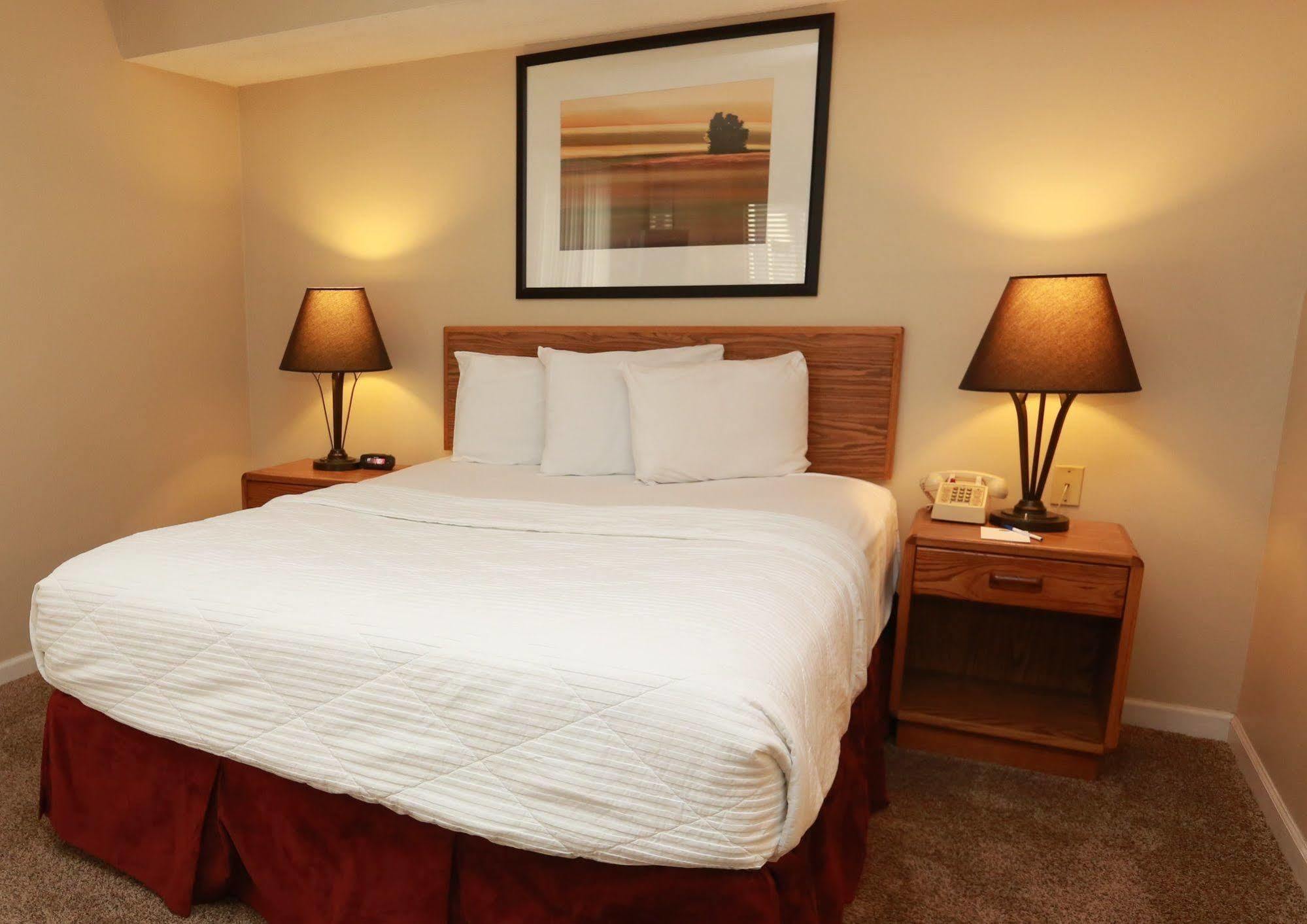 Sterling Hotel And Suites Clive ภายนอก รูปภาพ