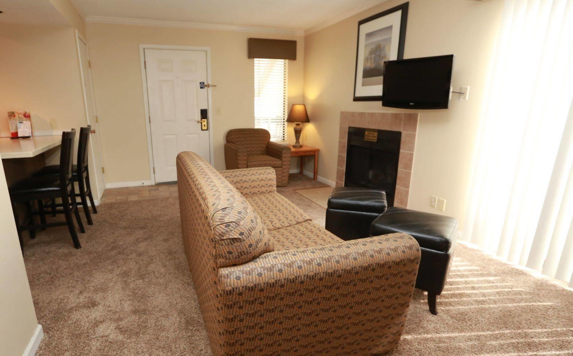 Sterling Hotel And Suites Clive ภายนอก รูปภาพ