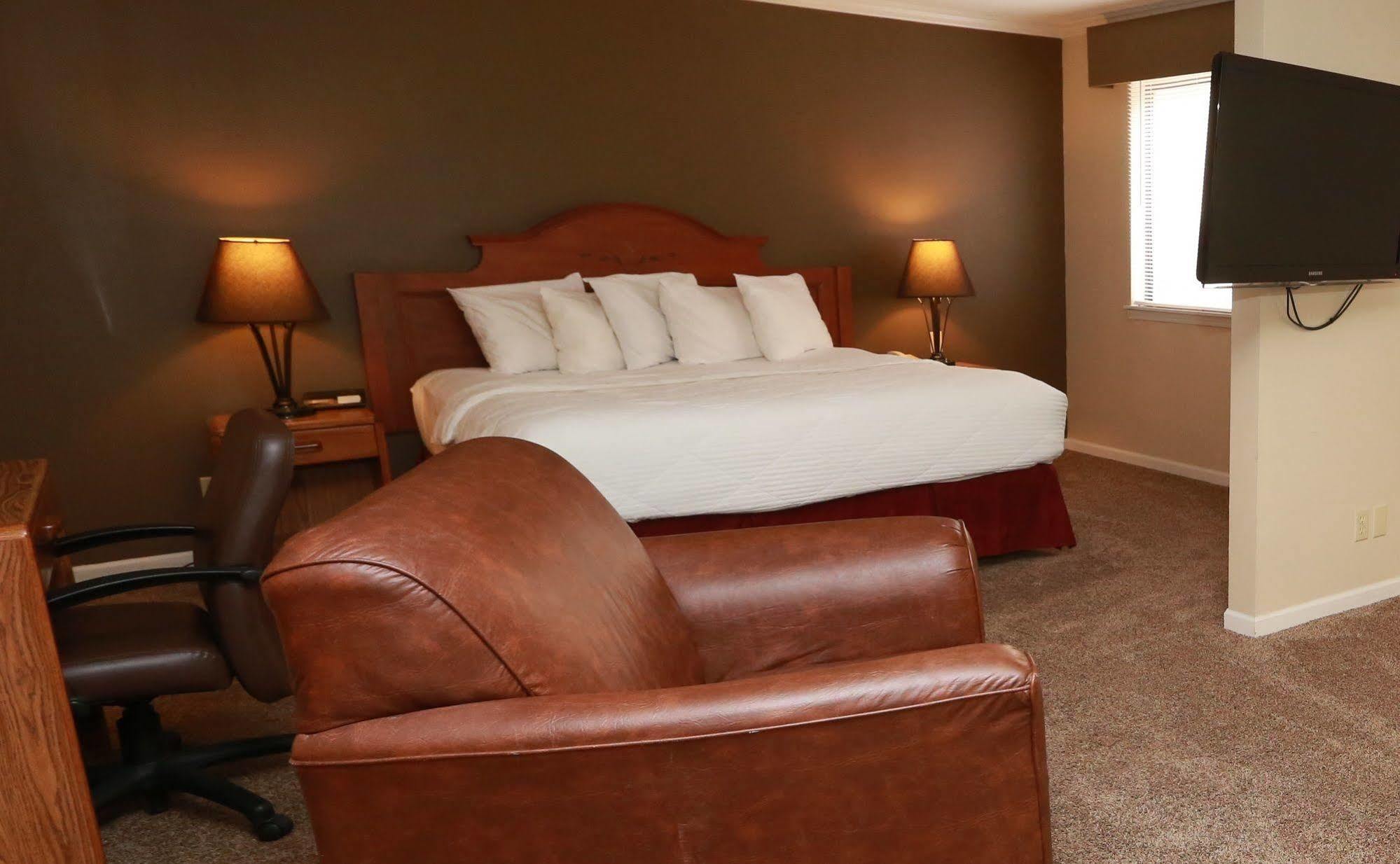 Sterling Hotel And Suites Clive ภายนอก รูปภาพ