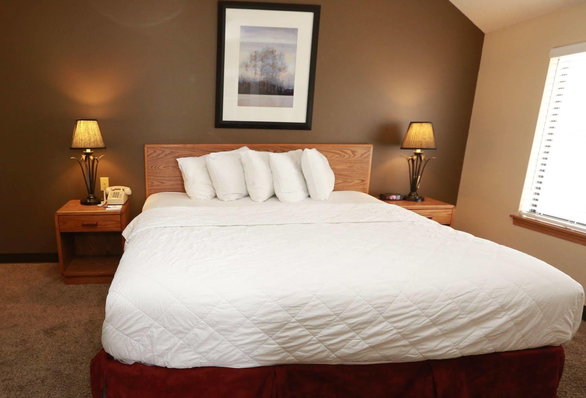 Sterling Hotel And Suites Clive ภายนอก รูปภาพ