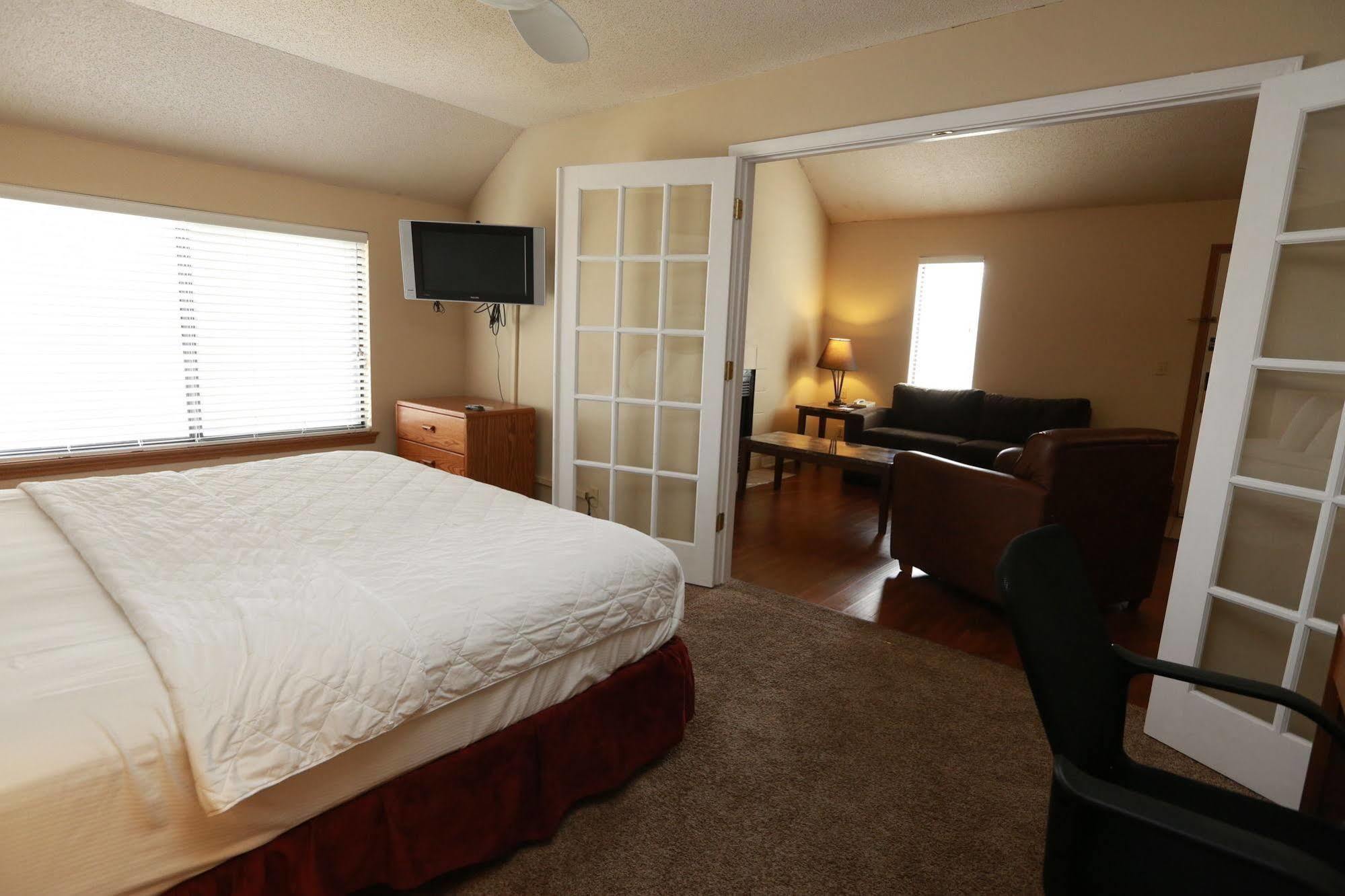 Sterling Hotel And Suites Clive ภายนอก รูปภาพ