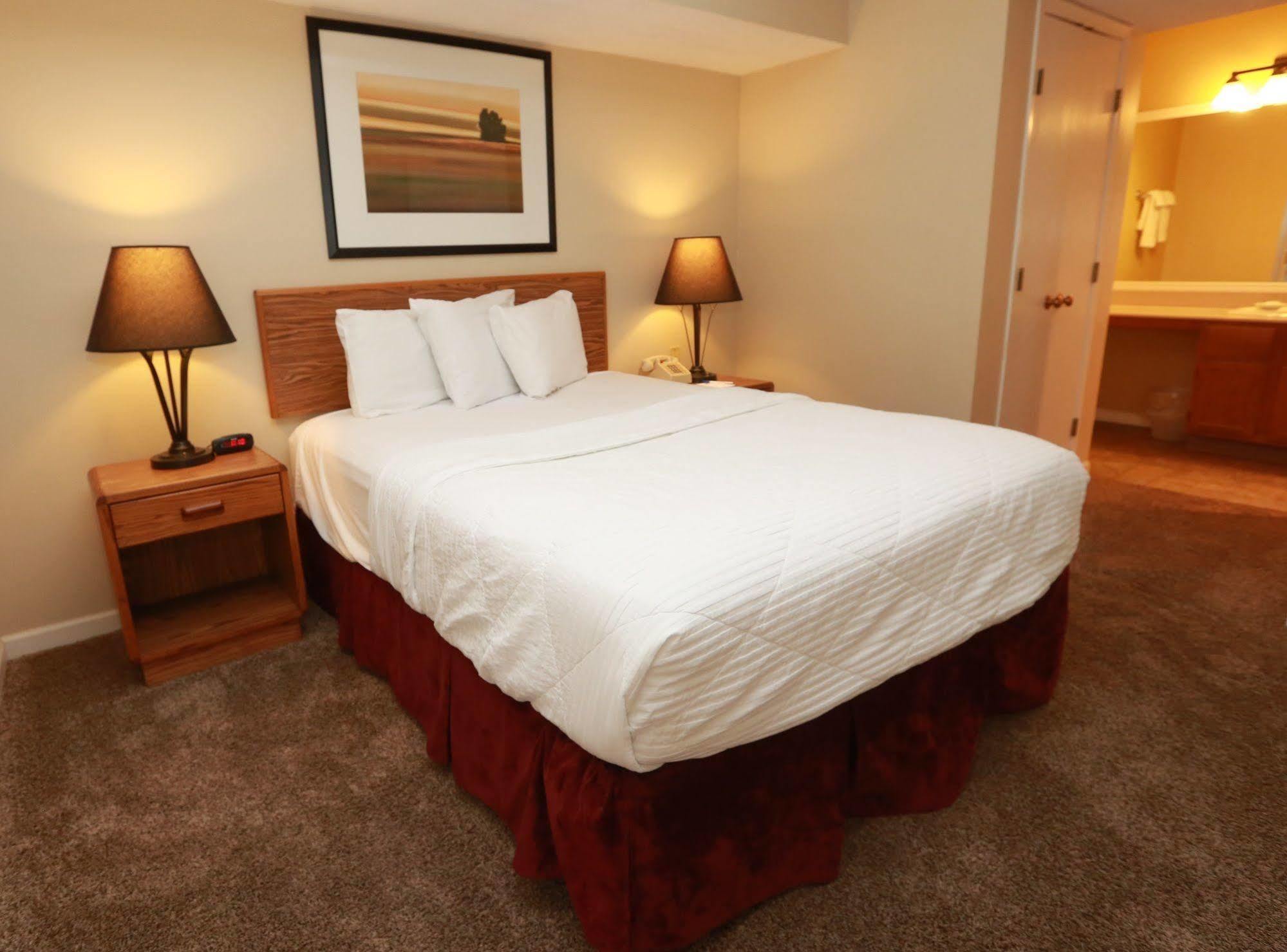 Sterling Hotel And Suites Clive ภายนอก รูปภาพ