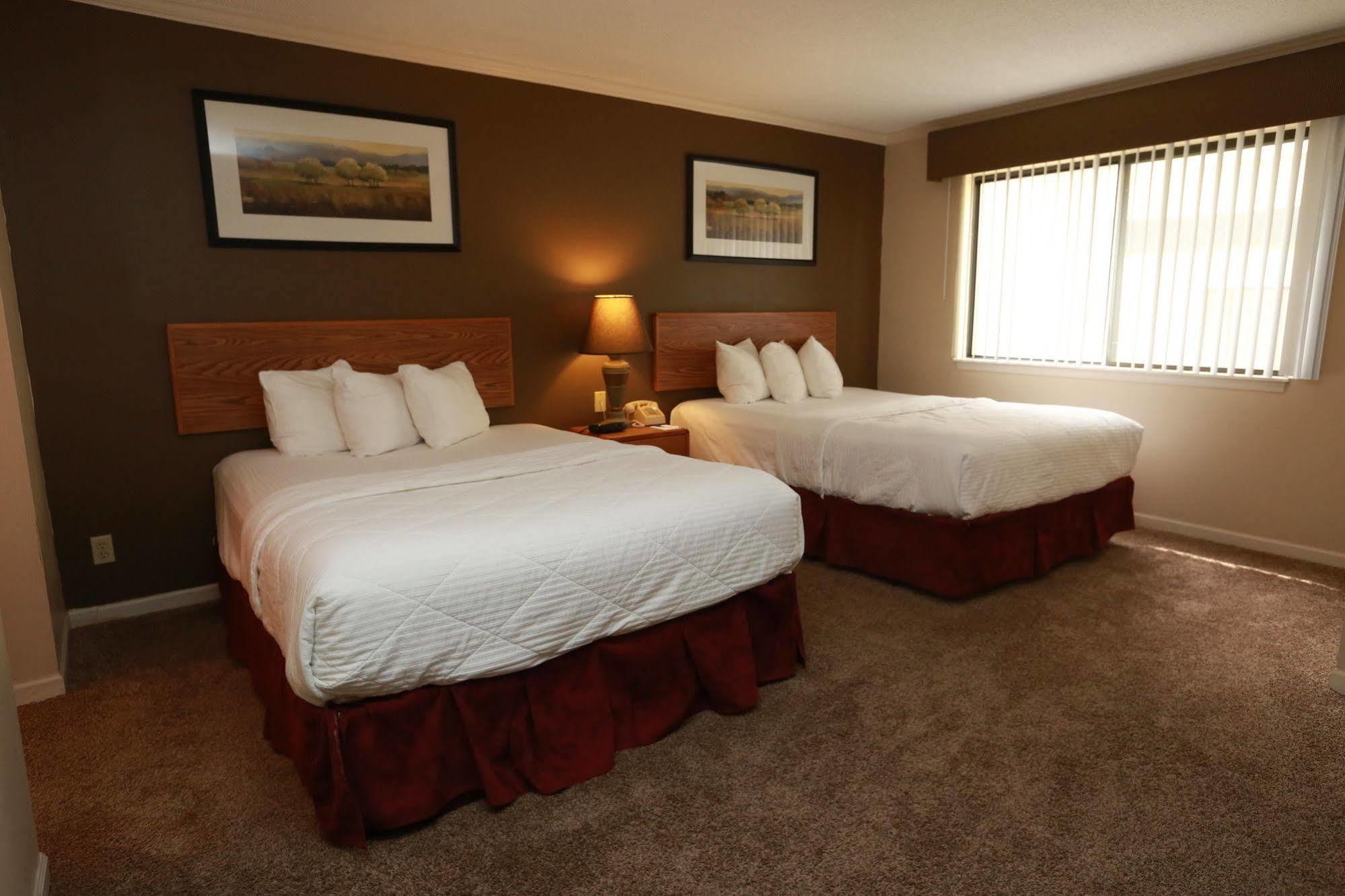 Sterling Hotel And Suites Clive ภายนอก รูปภาพ