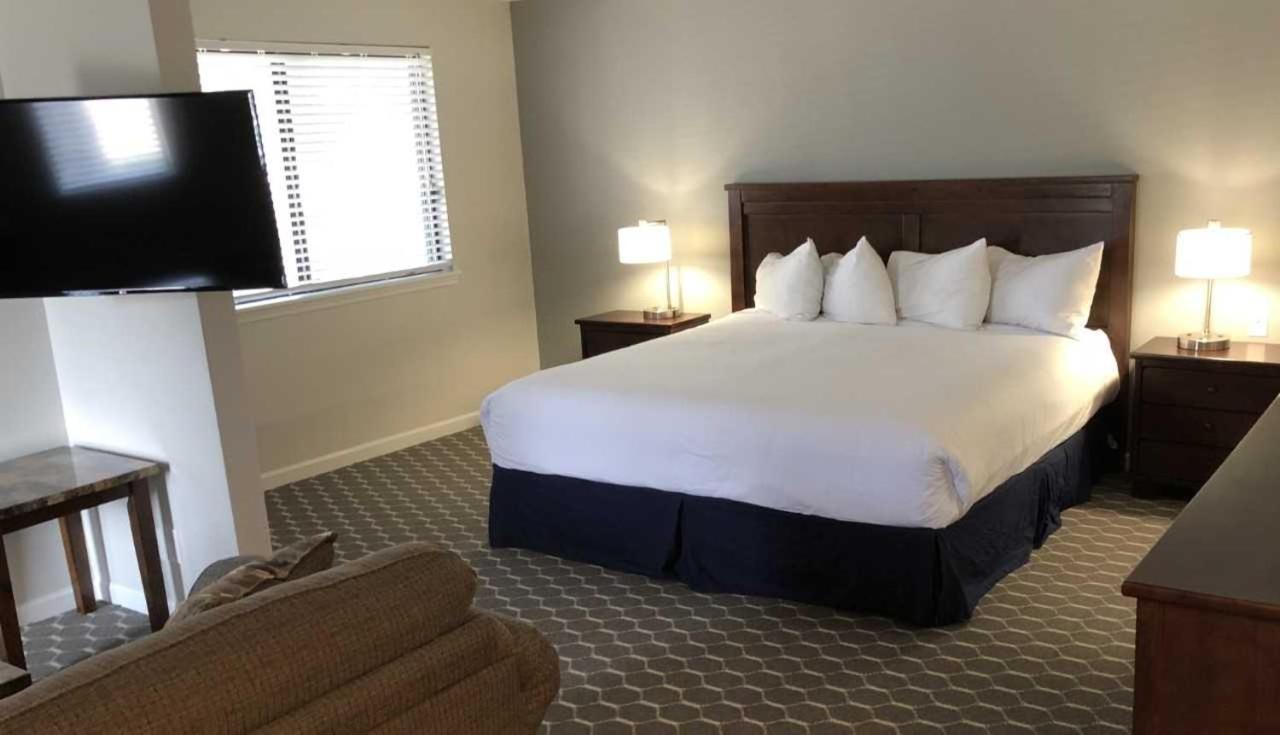Sterling Hotel And Suites Clive ภายนอก รูปภาพ
