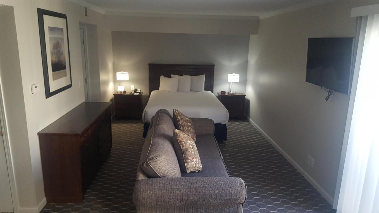 Sterling Hotel And Suites Clive ภายนอก รูปภาพ
