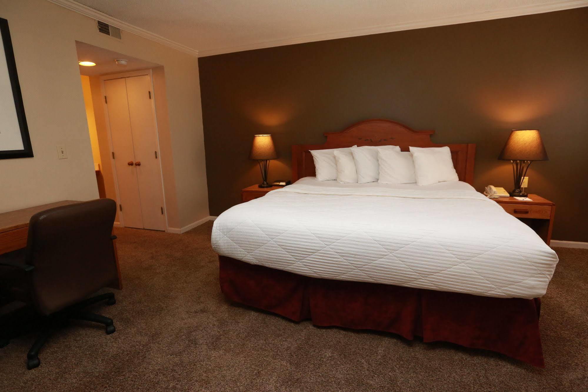 Sterling Hotel And Suites Clive ภายนอก รูปภาพ