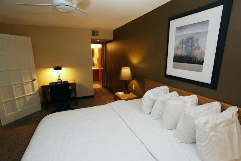 Sterling Hotel And Suites Clive ภายนอก รูปภาพ